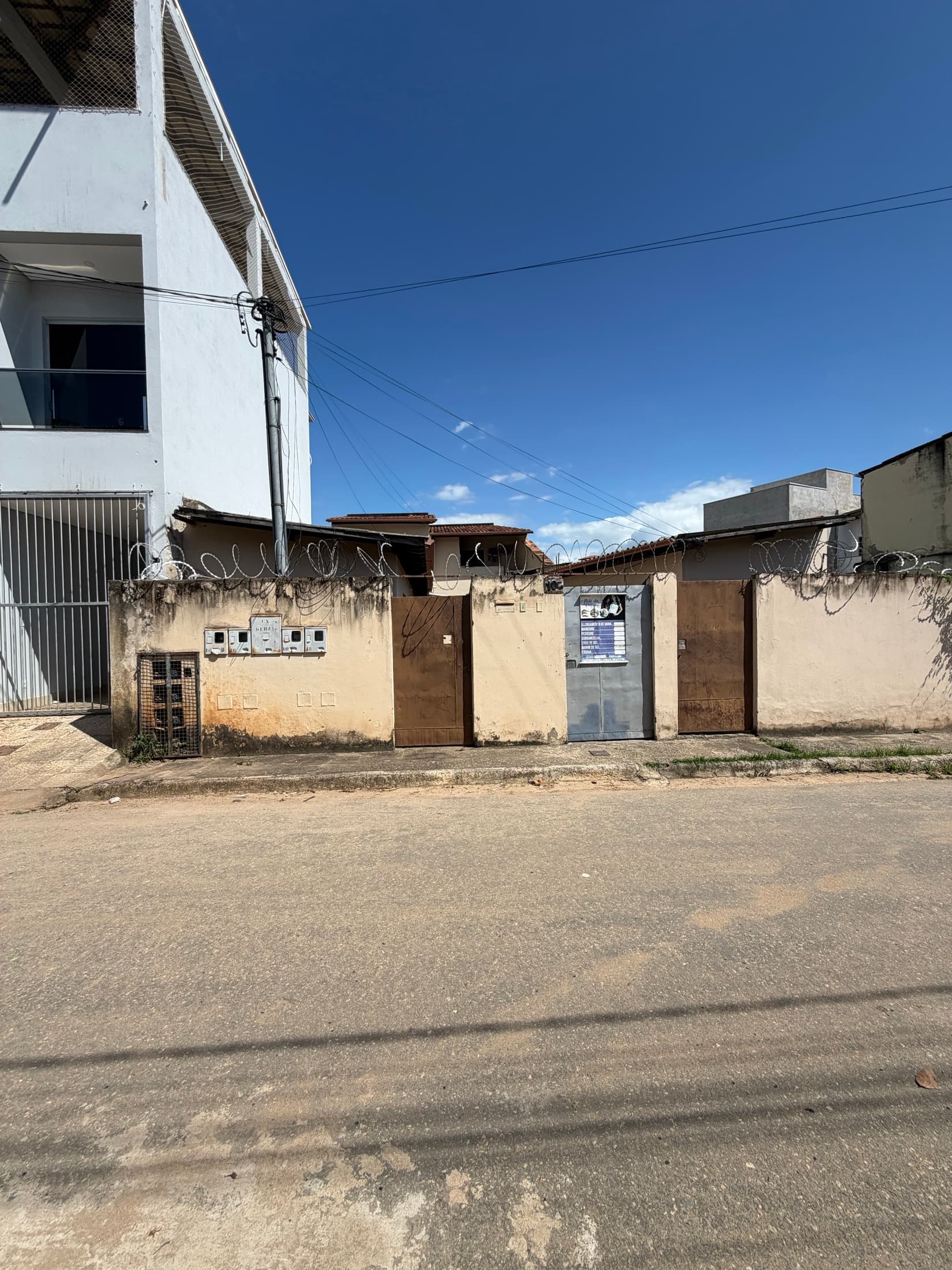 Terreno com estruturas antigas